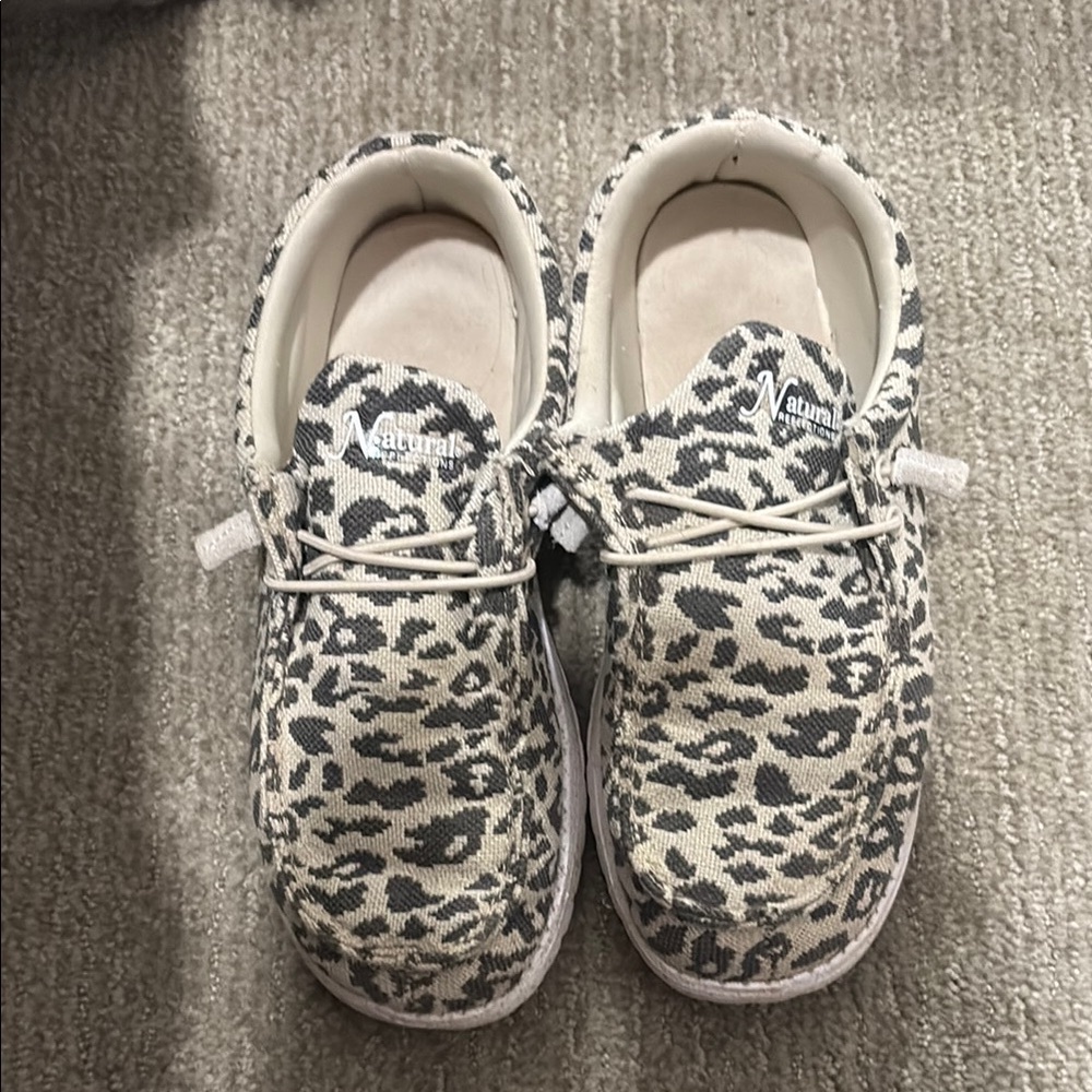 Natural Steps Black and White Sneakers Casual Comfort